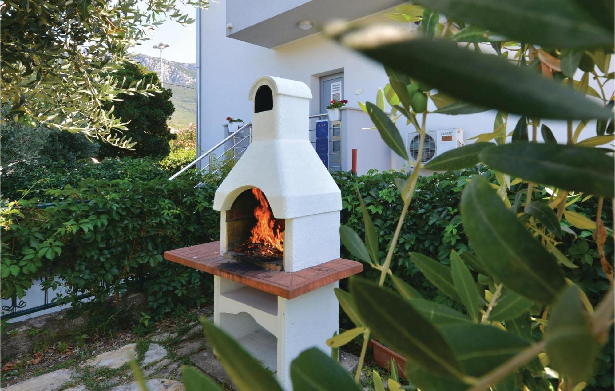 1 Bedroom Nice Apartment In Kastel Sucurac Kastela Luaran gambar