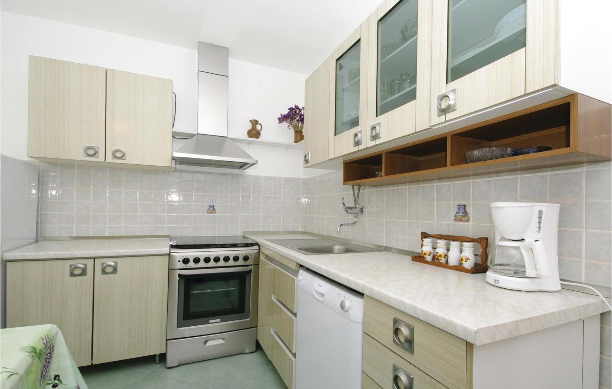 1 Bedroom Nice Apartment In Kastel Sucurac Kastela Luaran gambar